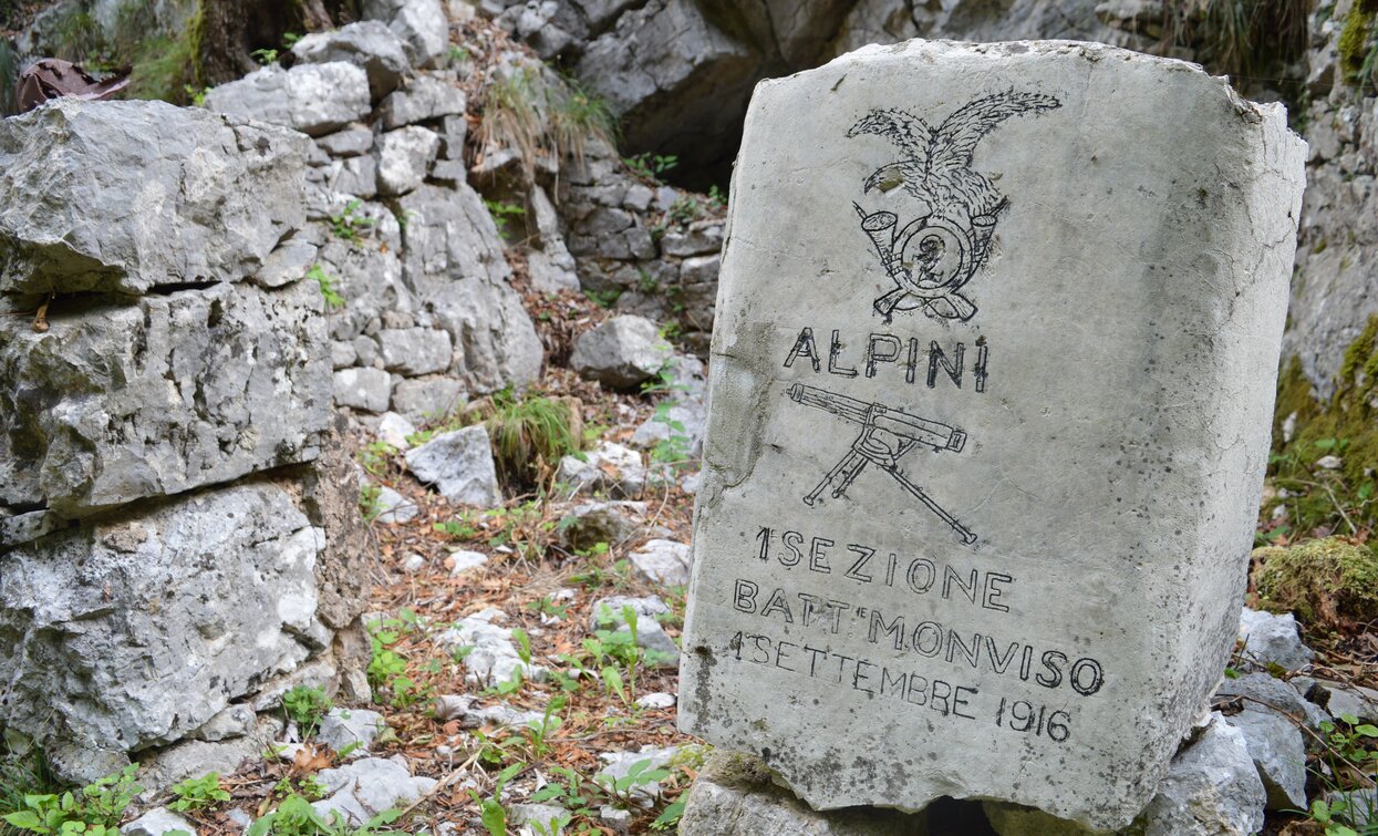 Remains of the Great War on the path towards Dosso Alto | © A. Pizzato - montagnadiviaggi,it, Garda Trentino