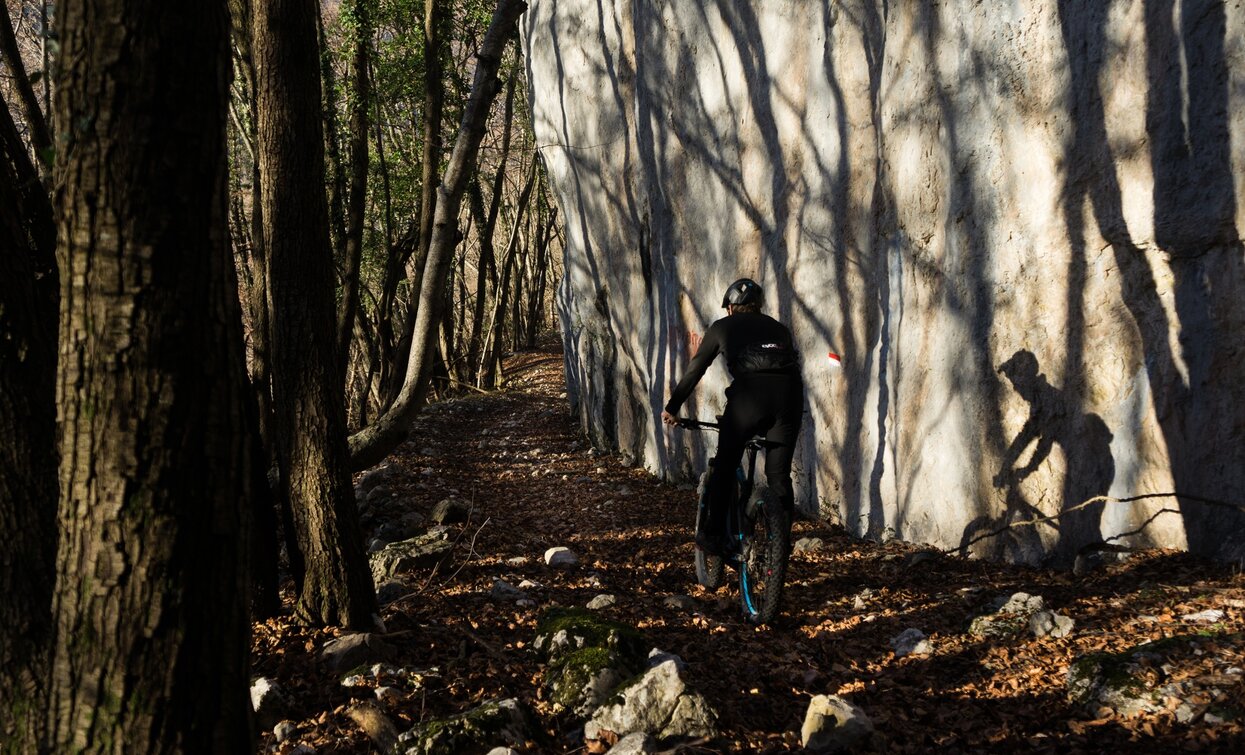 A section of the trail near Bocca di Tovo | © Archivio Garda Trentino (ph. Marco Giacomello), Garda Trentino  A section of the trail near Bocca di Tovo | © Archivio Garda Trentino (ph. Marco Giacomello), Garda Trentino