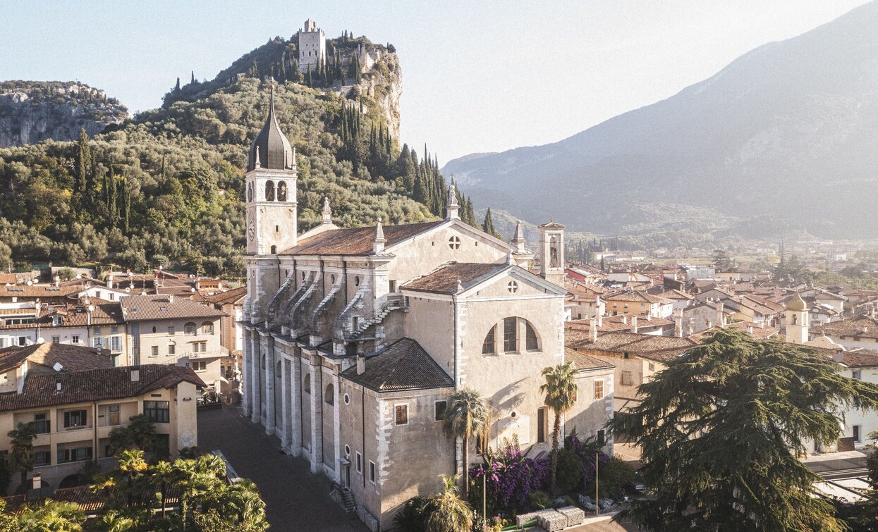 View of the Collegiate Church of Santa Maria Assunta and the Castle of Arco | © Archivio Garda Trentino (ph. Watchsome), Garda Trentino  View of the Collegiate Church of Santa Maria Assunta and the Castle of Arco | © Archivio Garda Trentino (ph. Watchsome), Garda Trentino