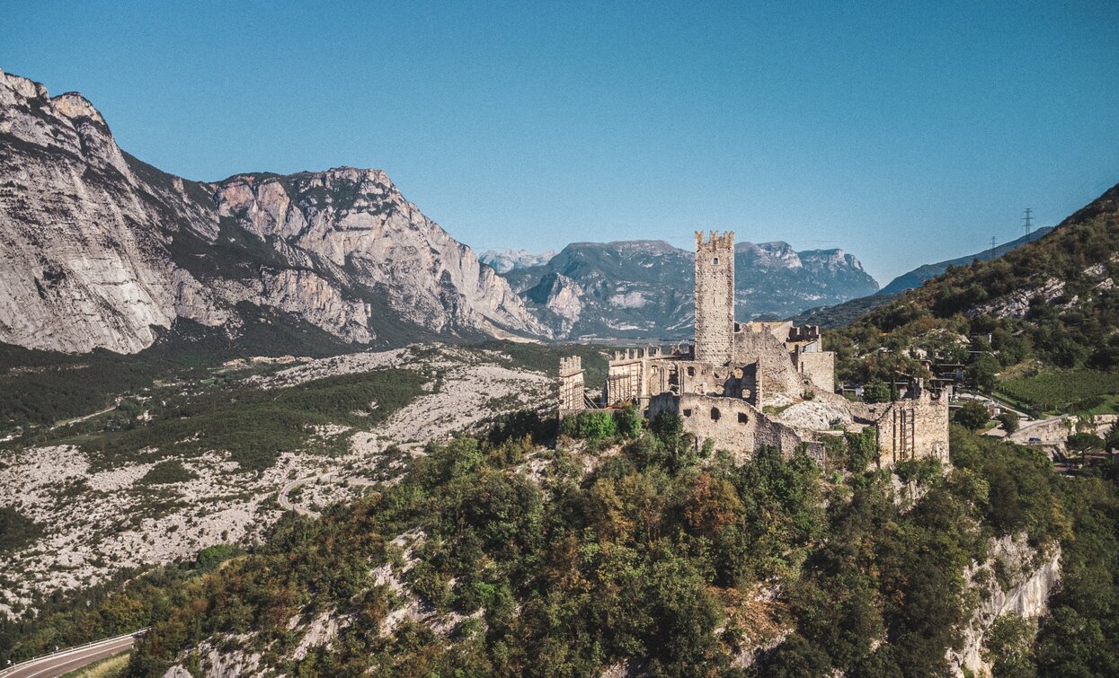 Drena Castle and in the background the Marocche | © Archivio Garda Trentino (ph. Tommaso Prugnola), Garda Trentino Drena Castle and in the background the Marocche | © Archivio Garda Trentino (ph. Tommaso Prugnola), Garda Trentino