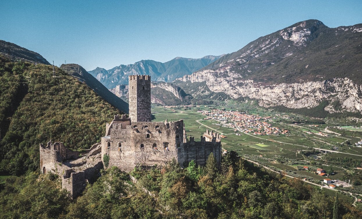 The Castle of Drena and the Sarca Valley | © Archivio Garda Trentino (ph. Tommaso Prugnola), Garda Trentino The Castle of Drena and the Sarca Valley | © Archivio Garda Trentino (ph. Tommaso Prugnola), Garda Trentino