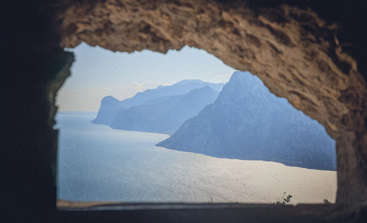 Blick auf den Gardasee aus den Gräben von Monte Corno | © Archivio Garda Trentino (ph. Tommaso Prugnola), Garda Trentino 