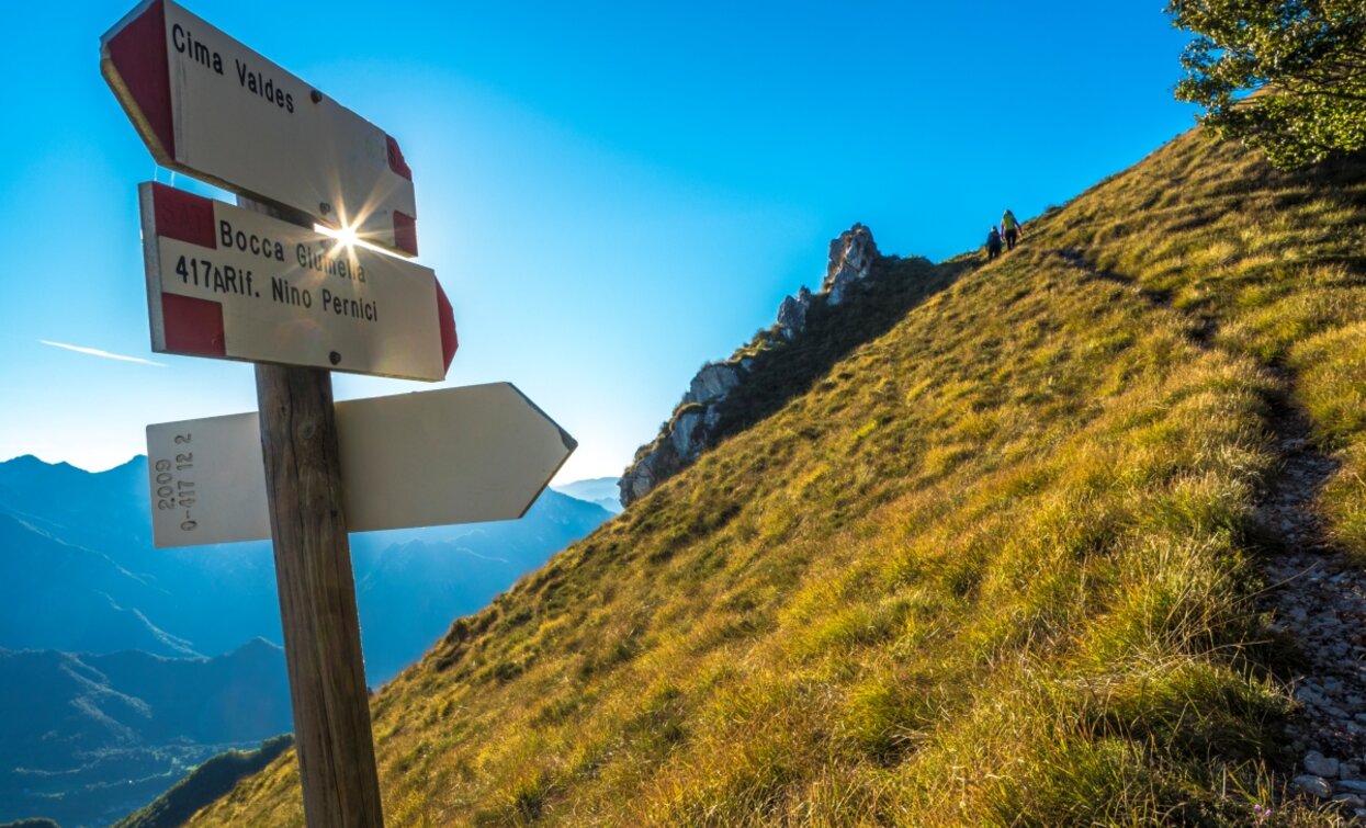 Auf dem Weg dem Kamm entlang zwischen Garda- und Ledrosee | © G.P. Calzà ©APT Garda Trentino , Garda Trentino 