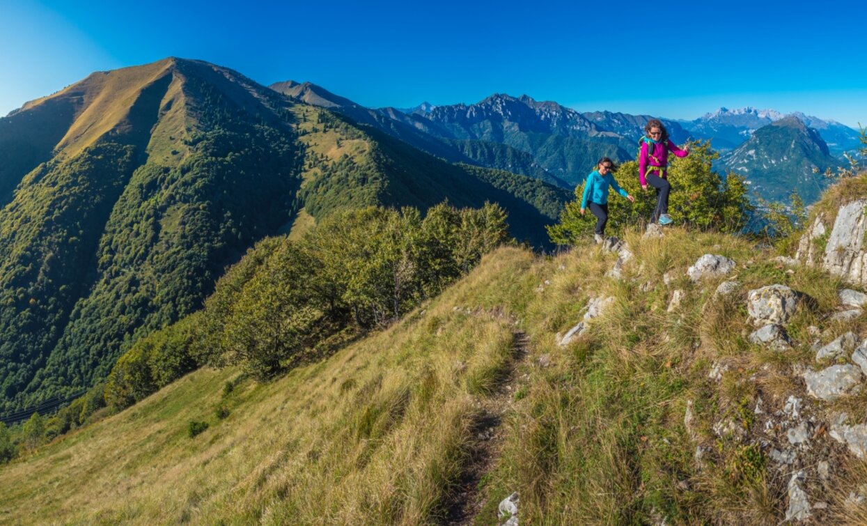 Der Weg auf dem Kamm zwischen Gardasee und Ledrotal | © G.P. Calzà ©APT Garda Trentino , Garda Trentino 