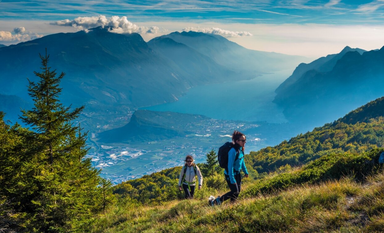 Camminando sul Monte Biaina, sullo sfondo il lago di Garda / Garda Trentino | © G.P. Calzà , North Lake Garda Trentino 