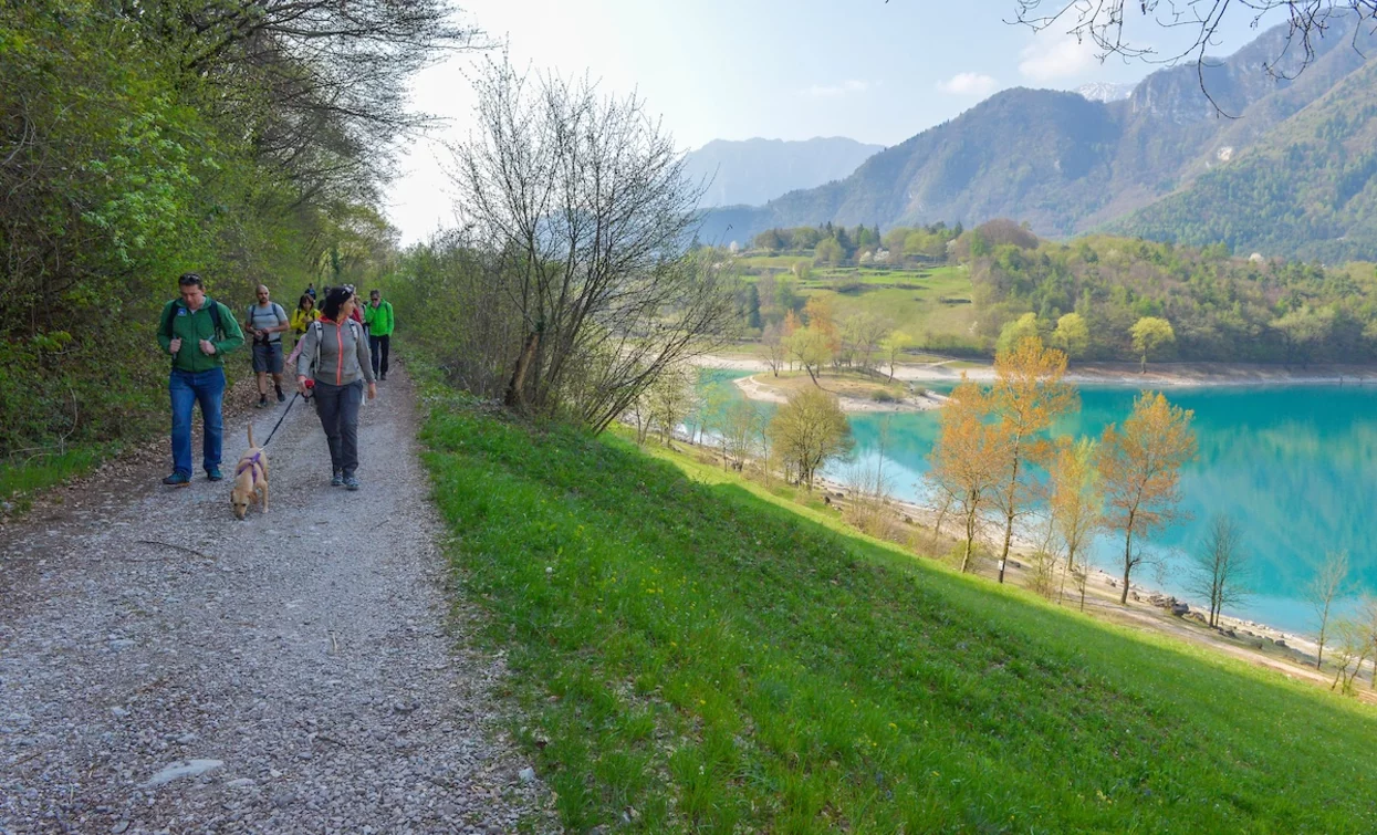 La strada che costeggia il lago di Tenno | © Archivio Garda Trentino (ph. Promovideo), North Lake Garda Trentino 