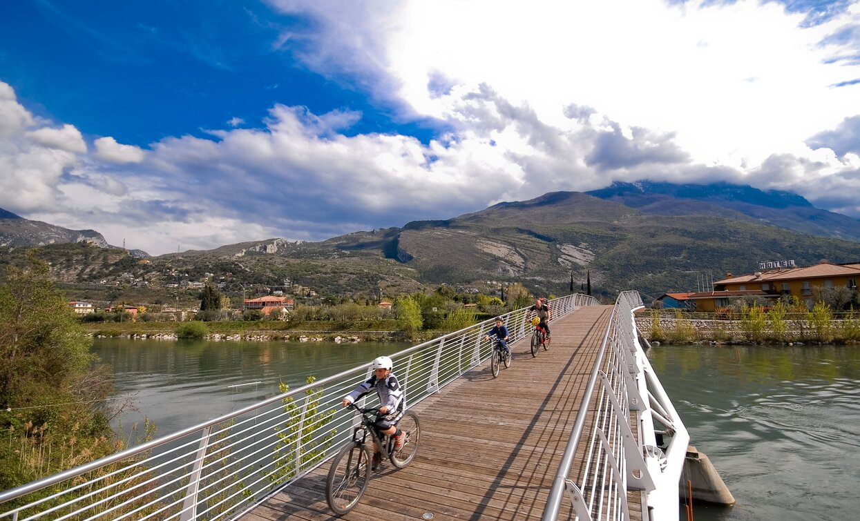Die Radwegbrücke in Torbole | © APT Garda Trentino , Garda Trentino