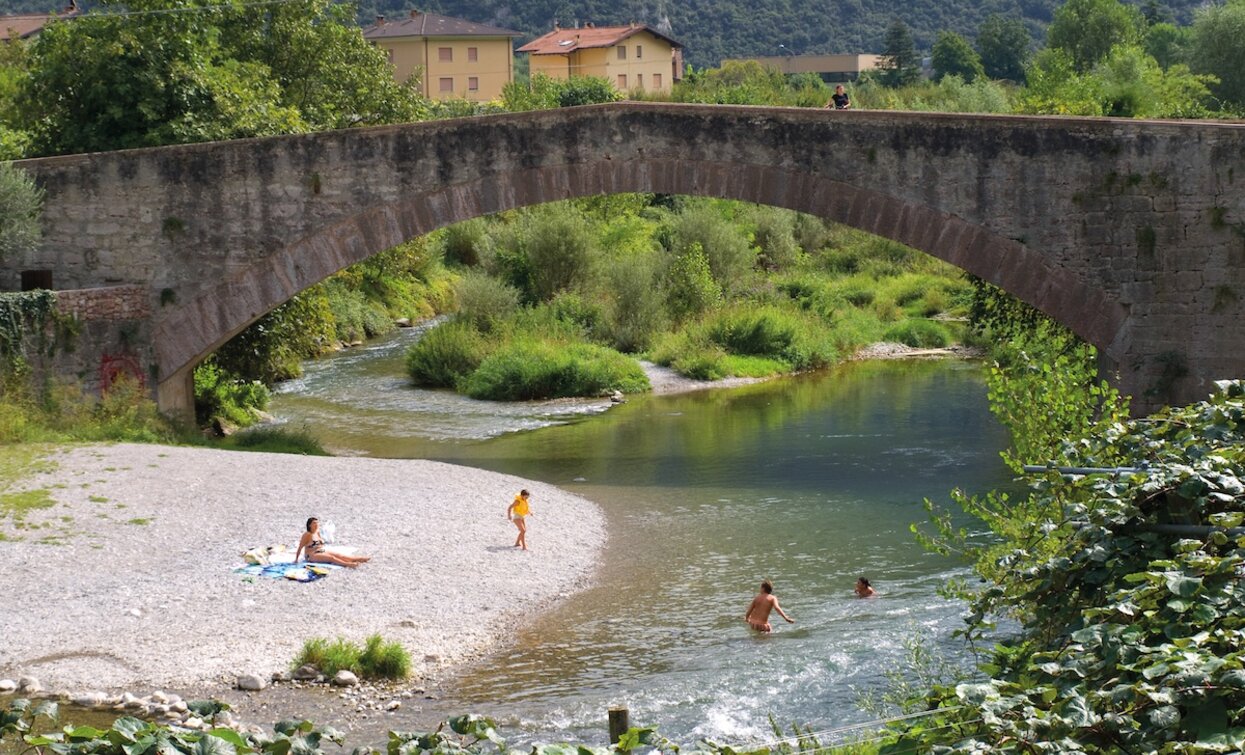 The little beach under the "roman bridge" in Ceniga | © A. Monzoni, Garda Trentino