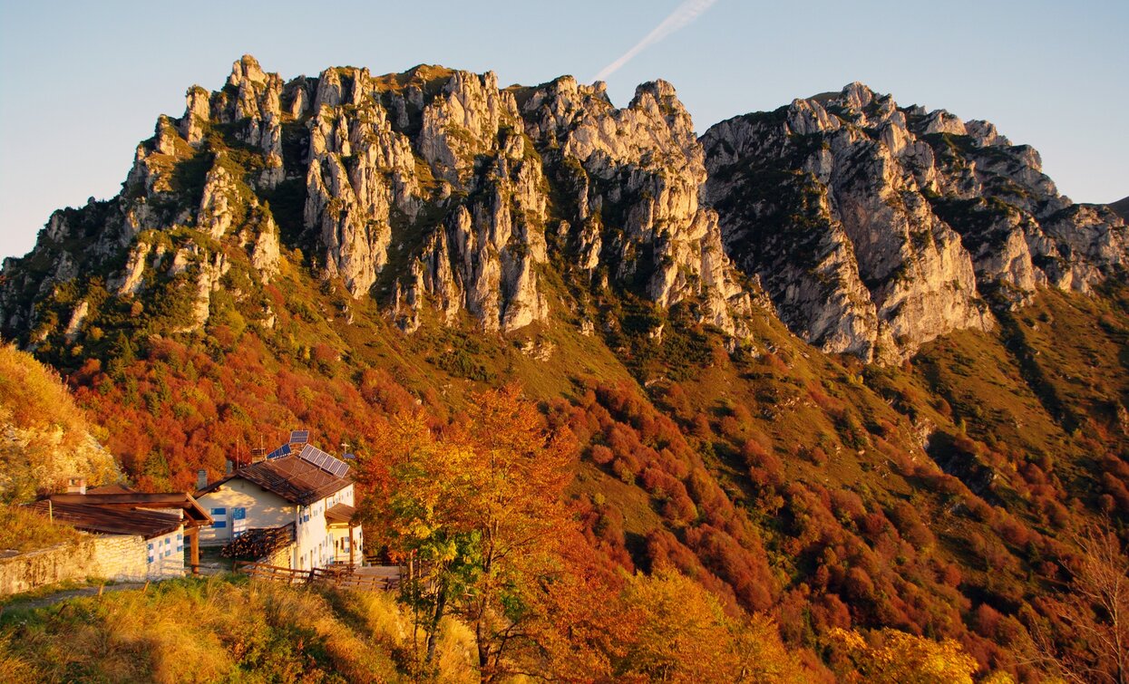 Rifugio Pernici con le creste di Pichea sullo sfondo | © Archivio Garda Trentino (ph. Alessandro de Guelmi), Garda Trentino 