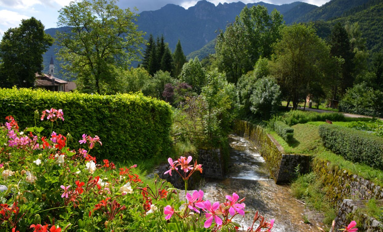 Il torrente in paese | © Voglino & Porporato, Garda Trentino 