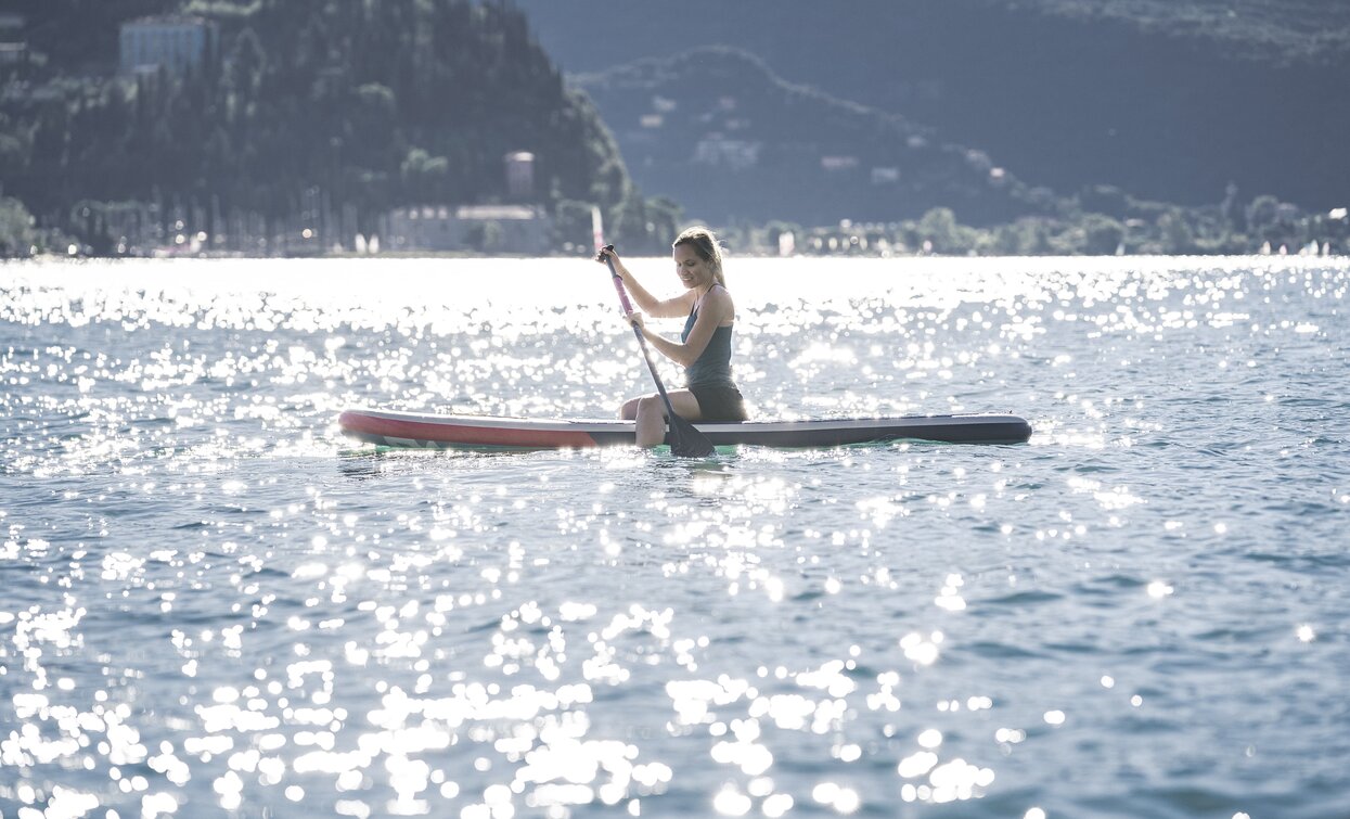 SUP in the waters of Riva del Garda | © Staff Outdoor GT, Garda Trentino