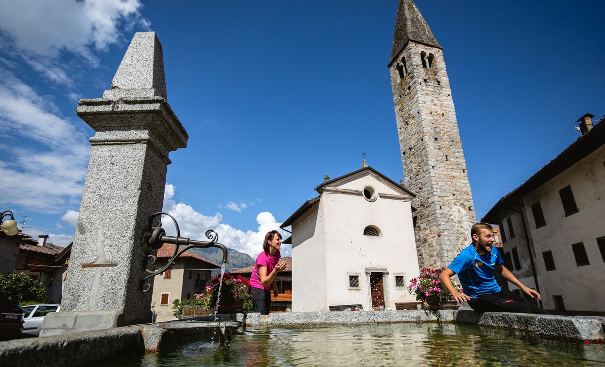 Alla fontana di Piazza San Zeno a Fiavé | © Archivio Garda Trentino, Garda Trentino 