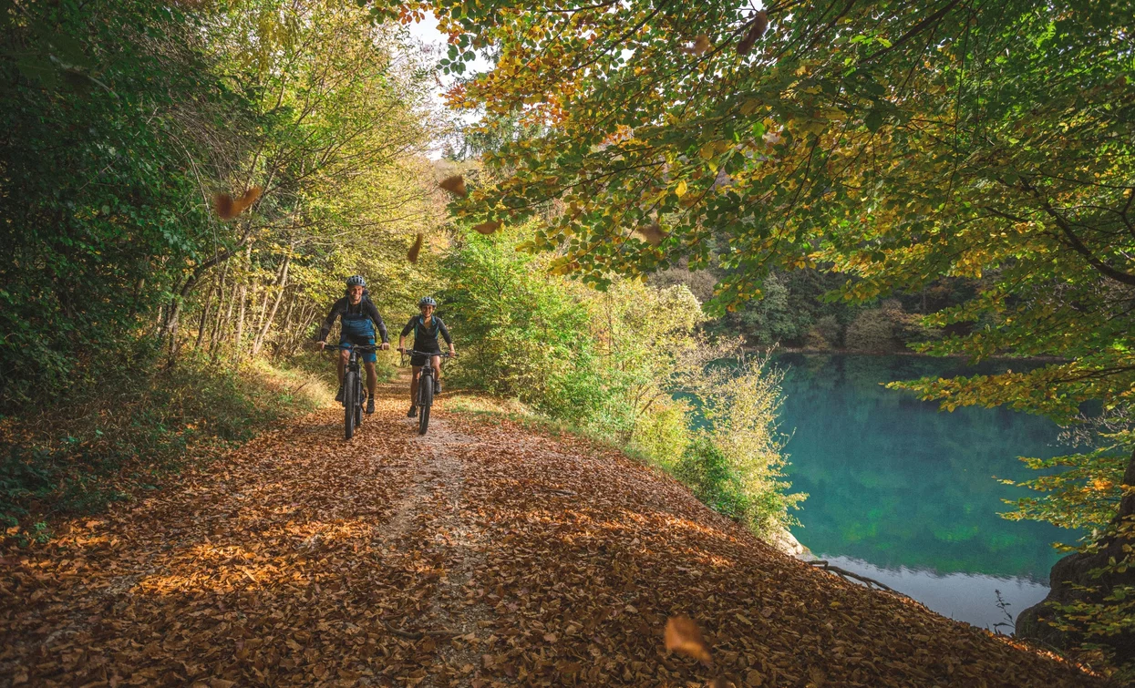 In bici lungo le sponde del Lago di Lamar | © Archivio Garda Trentino (ph. Tommaso Prugnola), Garda Trentino 