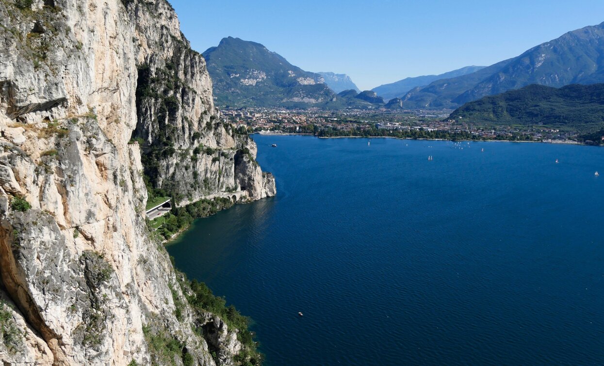 Sentiero del Ponale with Riva in the background | © Archivio Garda Trentino (ph. Roberto Vuilleumier), Garda Trentino 