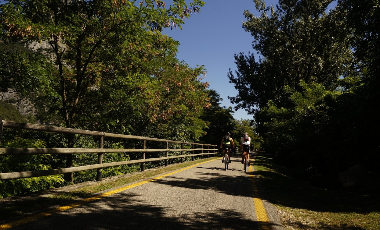 Auf dem Radweg zwischen Pietramurata und Sarche | © Archivio Garda Trentino (ph. Marco Giacomello), Garda Trentino 