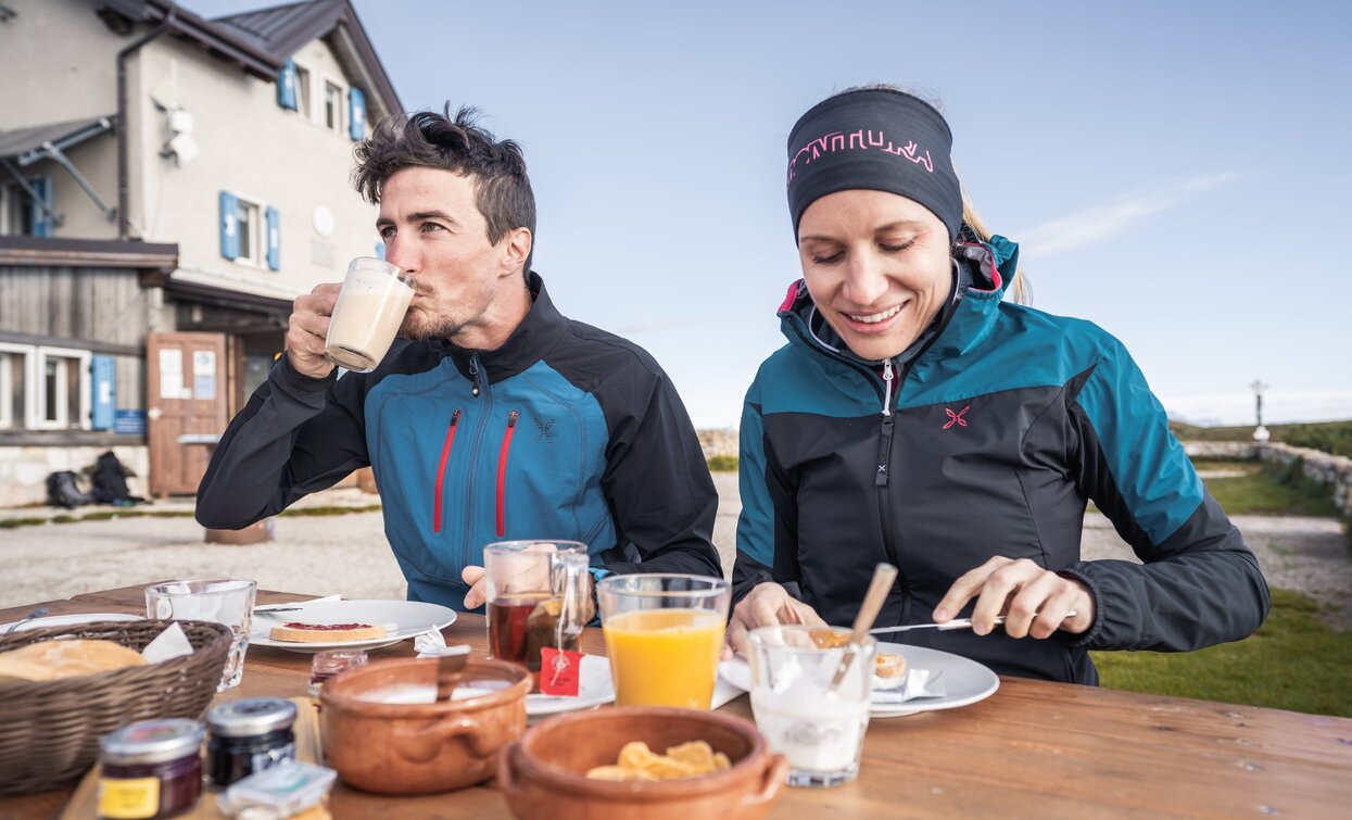 Breakfast at the Damiano Chiesa Refuge on Monte Altissimo | © Archivio Garda Trentino (ph. Watchsome), Garda Trentino Breakfast at the Damiano Chiesa Refuge on Monte Altissimo | © Archivio Garda Trentino (ph. Watchsome), Garda Trentino