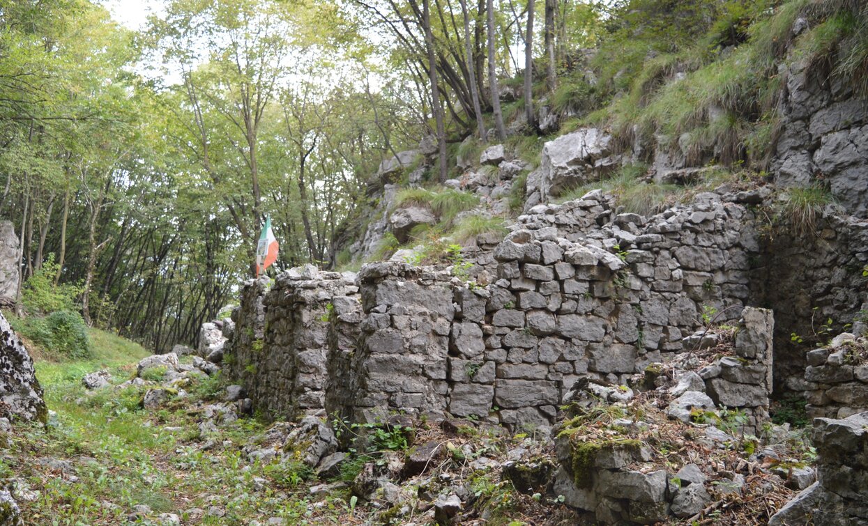 Ruderi di edifici risalenti alla Grande Guerra | © A. Pizzato - montagnadiviaggi.it, Garda Trentino 