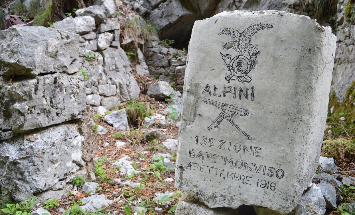 Testimonies of the Great War on the path to Dosso Alto | © A. Pizzato - montagnadiviaggi,it, Garda Trentino Testimonies of the Great War on the path to Dosso Alto | © A. Pizzato - montagnadiviaggi,it, Garda Trentino