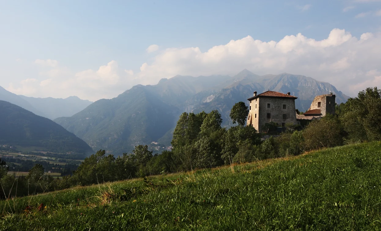 Castel Spine e vista della valle delle Terme di Comano | © Staff Outdoor Garda Trentino VN, Garda Trentino