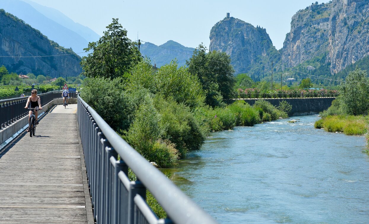 Der Radweg den Fluß Sarca entlang (Arco im Hintergrund) | © Archivio APT Garda Trentino (ph. Vuilleumier) , Garda Trentino 