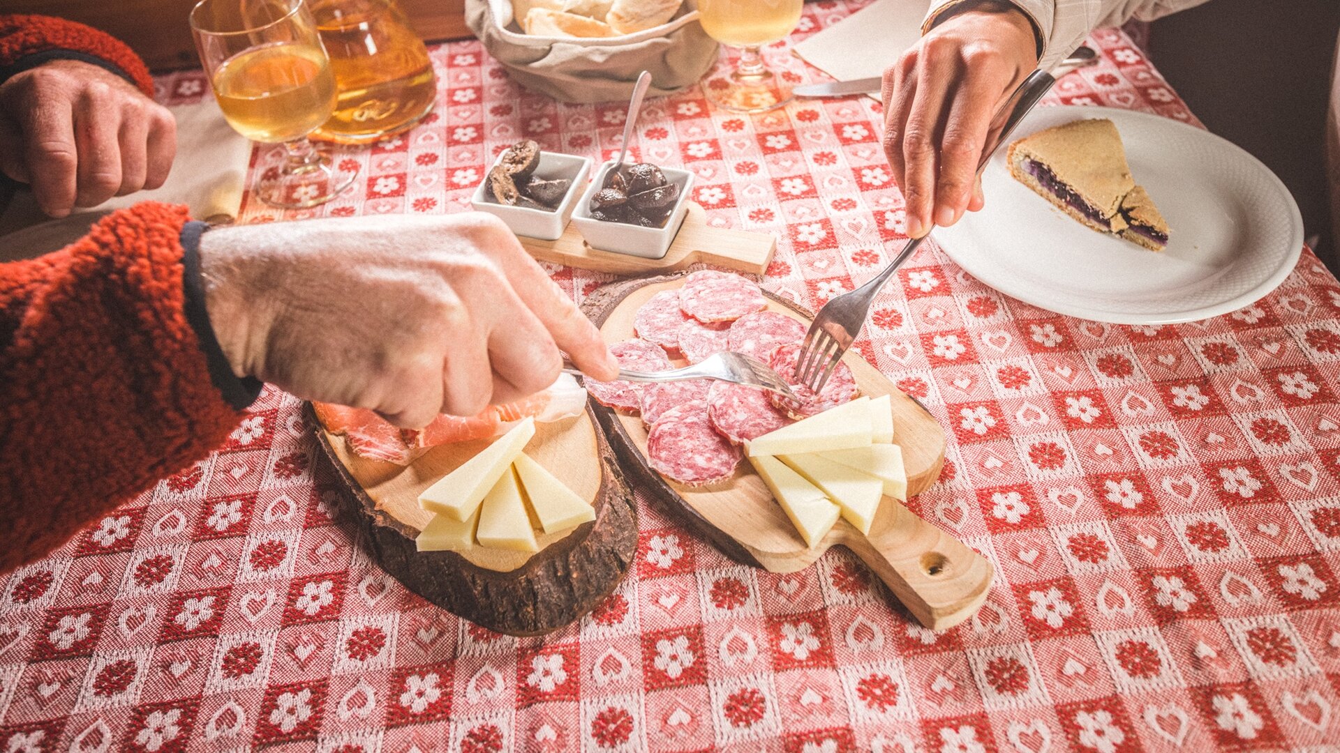 Snack mit Wurstwaren und Käse Comano - Gardasee